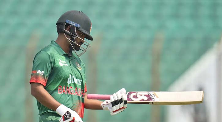 বড় রান তাড়া করতে নেমে অল্পতেই ফিরলেন তামিম