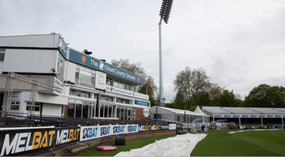 বৃষ্টি থামার পর সরানো হচ্ছে কভার