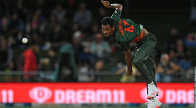 জোড়া শিকার শরিফুলের, ছুটছেন টেক্টর