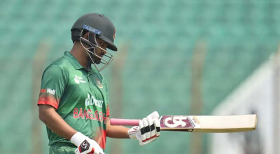 বড় রান তাড়া করতে নেমে অল্পতেই ফিরলেন তামিম
