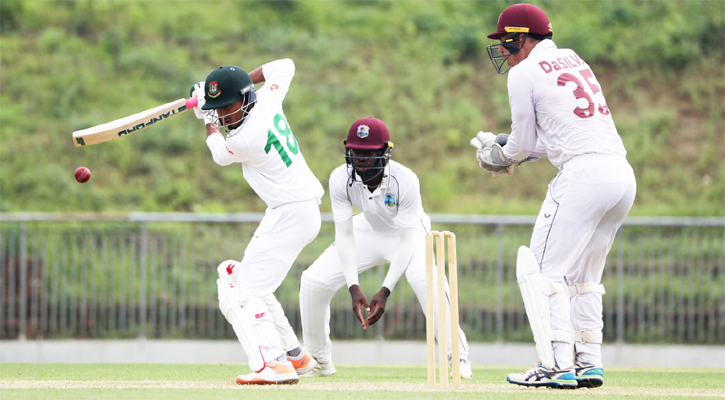 বৃষ্টির দাপটের দিনে ব্যাটিং বিপর্যয়ে আফিফরা 