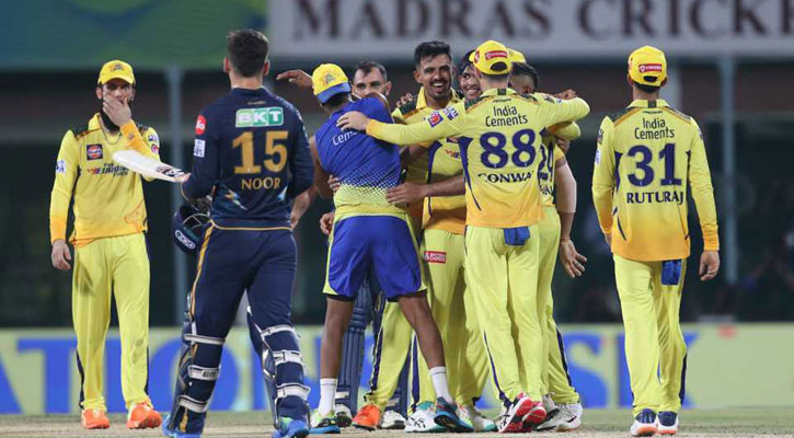 দশমবারের মতো চেন্নাইকে আইপিএলের ফাইনালে নিয়ে গেলেন ধোনি