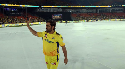 এখনই অবসর নয়, আরও এক মৌসুম খেলতে চান ধোনি