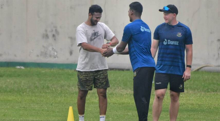 খুব বেশি কথা না হলেও সাকিবের কাছ থেকে শিখেছেন মুশফিক