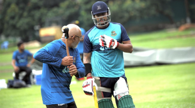 হাথুরুর ক্লাসে মনোযোগী ছাত্র সৌম্য