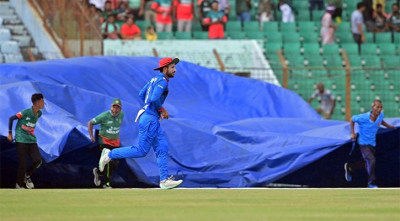 থেমেছে বৃষ্টি, চলছে মাঠ শুকানোর কাজ