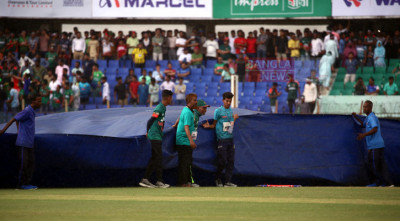 বেরসিক বৃষ্টিতে কাক ভেজা দর্শক, হতাশ বাংলাদেশের পারফরম্যান্সে