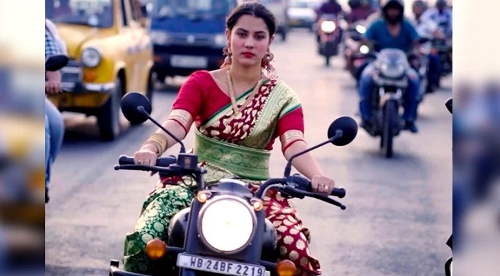 বেনারসী পরে বাইক চালিয়ে কোথায় চললেন ঋত্বিকা?
