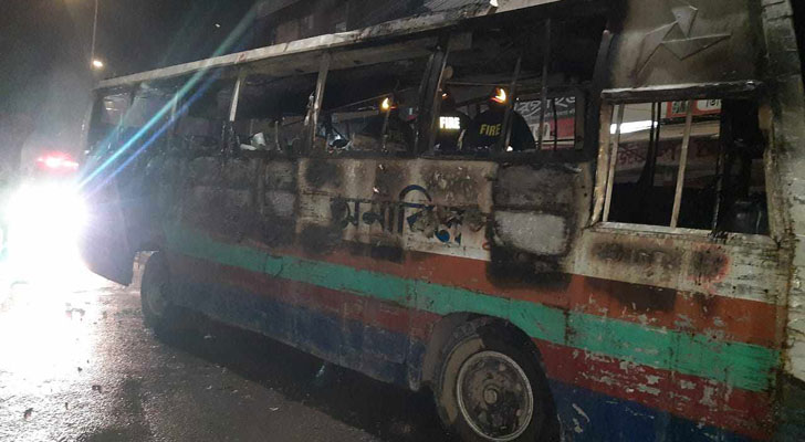 যাত্রাবাড়ীতে অনাবিল বাসে আগুন, যাত্রী দগ্ধ