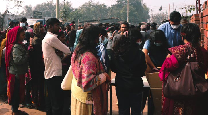 সুবিধাবঞ্চিতদের জন্য ‘ওয়ার্ম উইন্টার’ কার্যক্রম শিক্ষার্থীদের