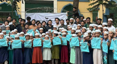 সুবিধাবঞ্চিত শিশুদের ইফতার-পোশাক বিতরণ