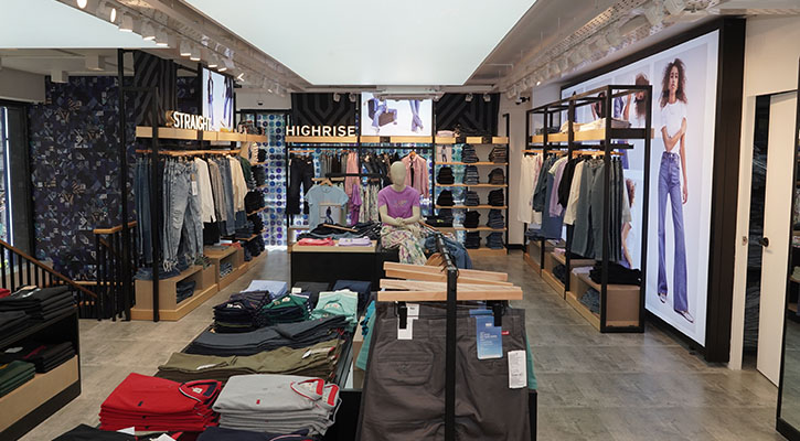 বাংলাদেশে প্রথম অফিসিয়াল স্টোর নিয়ে এলো লিভাইস