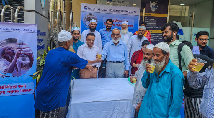 আইএসইউর উদ্যোগে শ্রমজীবীদের মাঝে শরবত-বিশুদ্ধ পানি বিতরণ