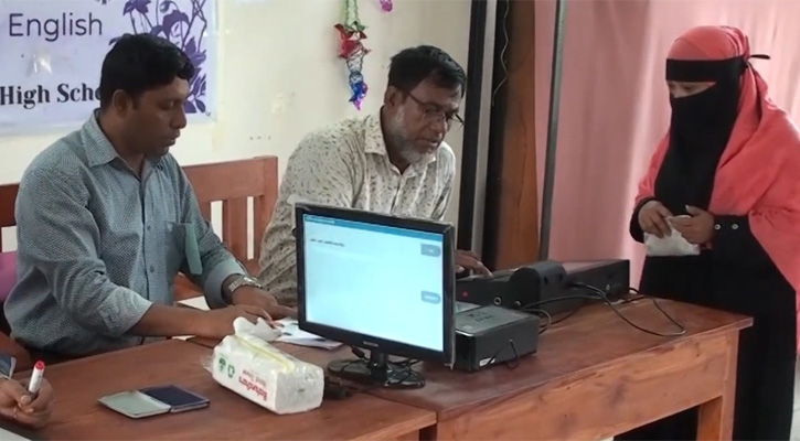 গৌরনদী পৌরসভার উপনির্বাচনে ভোটগ্রহণ চলছে