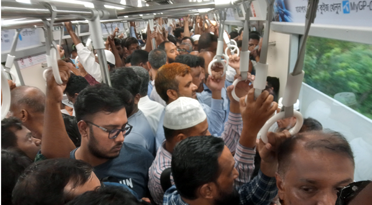 অচল ঢাকায় ভরসা মেট্রোরেল, ছিল না তিল ধারণের ঠাঁই
