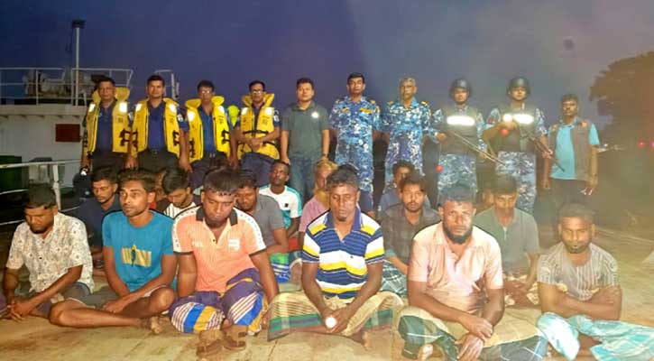 মেঘনায় অবৈধভাবে বালু উত্তোলনকালে ড্রেজারসহ গ্রেপ্তার ১৮