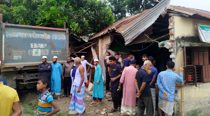 মাদরাসায় ঢুকে পড়ল ট্রাক, আহত ১৪ শিক্ষার্থী