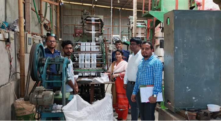 আদিতমারীতে পলিথিন কারখানার সন্ধান, দেড় লাখ টাকা জরিমানা 