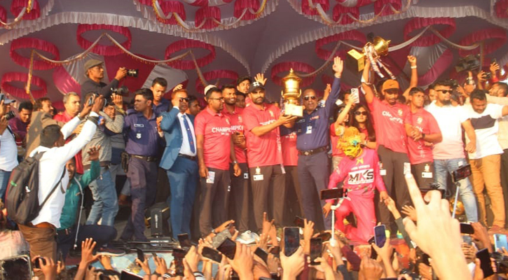 লঞ্চে নয়, বিমানে বিপিএলের শিরোপা নিয়ে বরিশালে তামিমরা