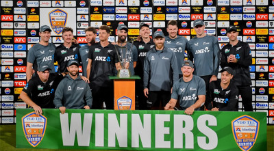 পাকিস্তানকে হারিয়ে ত্রিদেশীয় সিরিজের শিরোপা নিউজিল্যান্ডের