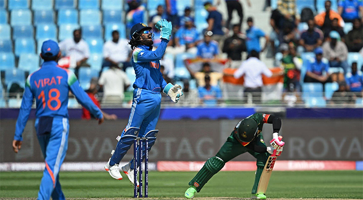 উইকেটের মিছিল চলছে বাংলাদেশের