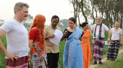 গুজব নিয়ে নাটিকা, হানিফ সংকেতের নির্দেশনায় বিদেশিরা