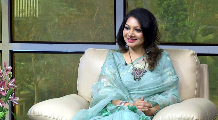 নিজেকে ঈদ কার্ড উপহার দেন আঁখি আলমগীর