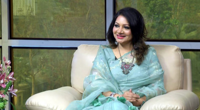 নিজেকে ঈদ কার্ড উপহার দেন আঁখি আলমগীর