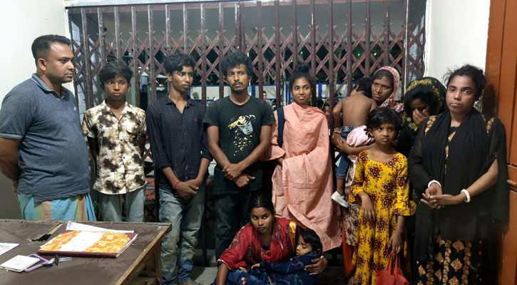 কৈখালী সীমান্ত থেকে নারী-শিশুসহ আটক ১২