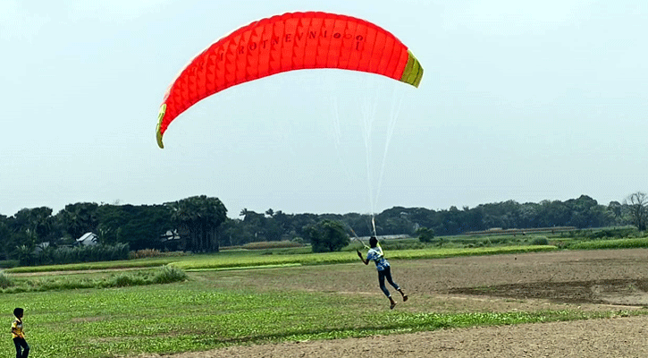 নিজের তৈরি প্যারাসুটে আকাশে উড়লেন ফরিদপুরের মারুফ