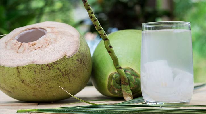 গরমে দেহ-মনের আরাম পেতে ডাব খান