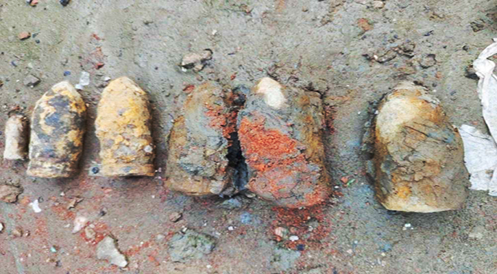 ভবনের পাইলিংয়ের সময় মিলল বোমাসদৃশ ৬ বস্তু 