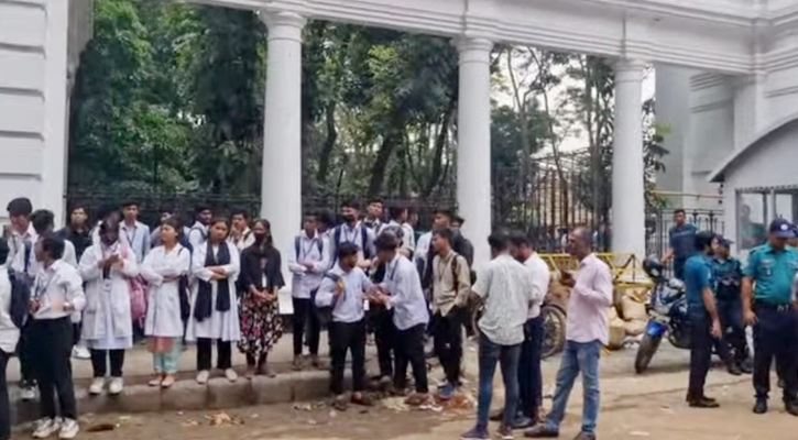 হাইকোর্টের সামনে পলিটেকনিক শিক্ষার্থীদের অবস্থান
