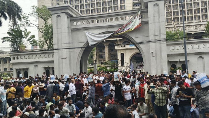 নগর ভবনের বাইরে বিক্ষোভ ফটকে তালা, ভোগান্তিতে সেবাপ্রত্যাশীরা