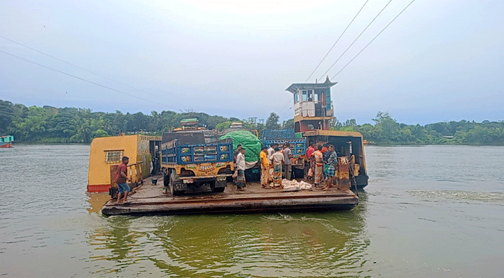 ৫ দিন পর চালু হলো চন্দ্রঘোনা-রাইখালী নৌ রুটে ফেরি চলাচল