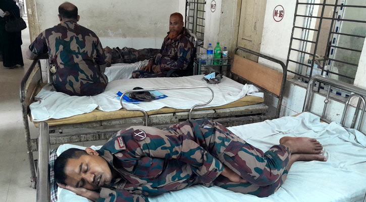 পাটগ্রামে চোরাকারবারিদের হামলায় বিজিবির ২ সদস্য আহত