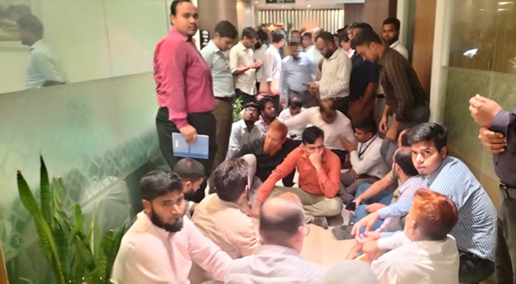 অর্থ উপদেষ্টার অফিস কক্ষে কর্মকর্তা-কর্মচারীদের অবস্থান