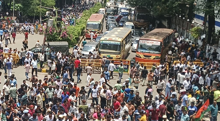 ঢাকায় আন্দোলনে যানজট, যাত্রীদের ভোগান্তি