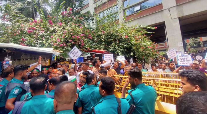 পদযাত্রায় পুলিশকে শিক্ষকেরা বললেন, ‘দয়া করে মারবেন না’
