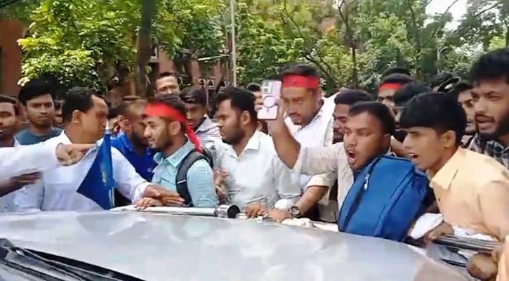 অটোপাসের দাবিতে জাতীয় বিশ্ববিদ্যালয়ের ভিসির ওপর হামলা