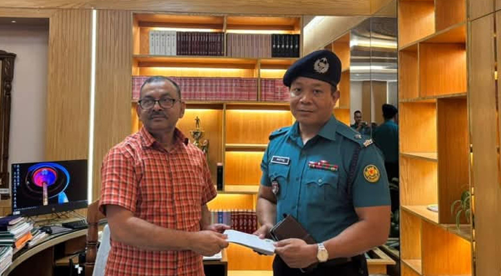 ধানমন্ডি থানার ওসিকে পুরস্কৃত করলেন ডিএমপি কমিশনার