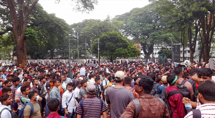 সাত দফা দাবিতে দ্বিতীয় দিনের মতো অবস্থান কর্মসূচিতে পল্লী বিদ্যুতের কর্মচারীরা