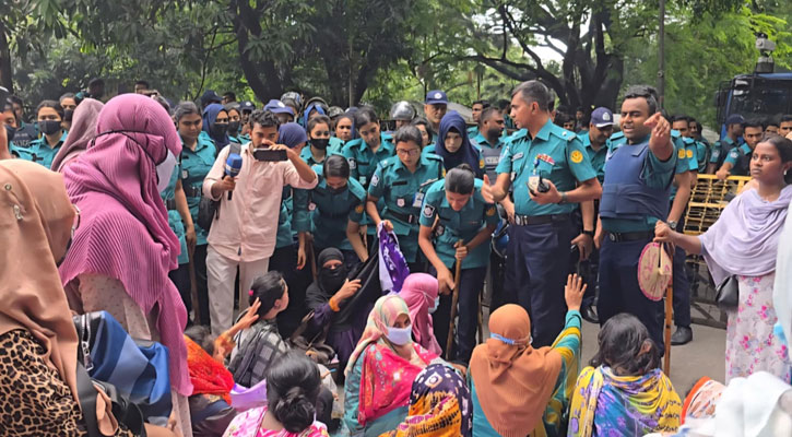 ‘তথ্য আপা’দের যমুনা অভিমুখে মিছিলে পুলিশের বাধা