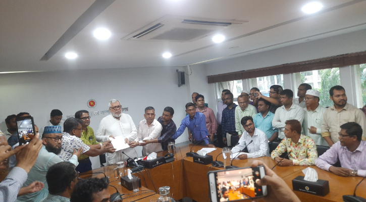 উপদেষ্টাদের কাছে স্মারকলিপি দিলেন সচিবালয়ের আন্দোলনরত কর্মচারীরা