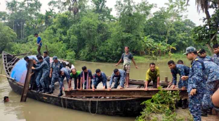 নৌবাহিনীর সহায়তায় ভেঙে যাওয়া বেড়িবাঁধে সাঁকো নির্মাণ শুরু 