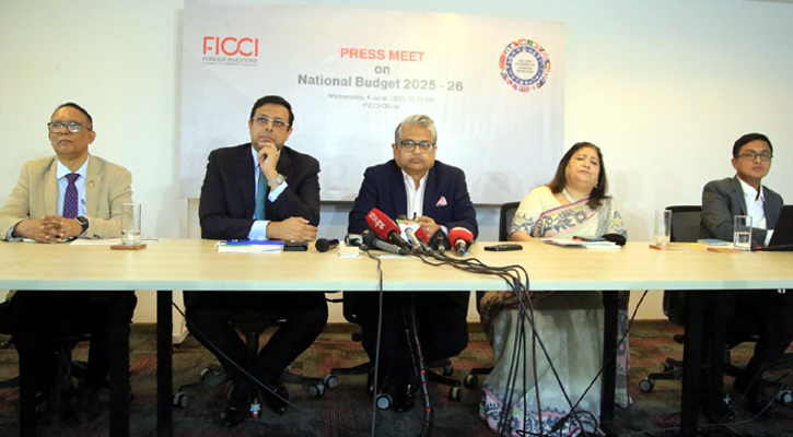 ‘কর চাপানোর কাঠামো থেকে এবারের বাজেটও বের হতে পারেনি’