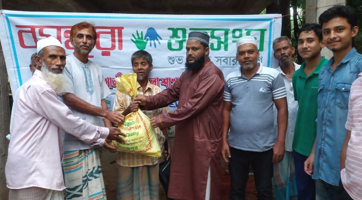 বৃষ্টিতে আটকে পড়া ক্ষুধার্ত শমসুর পাশে বসুন্ধরা শুভসংঘ