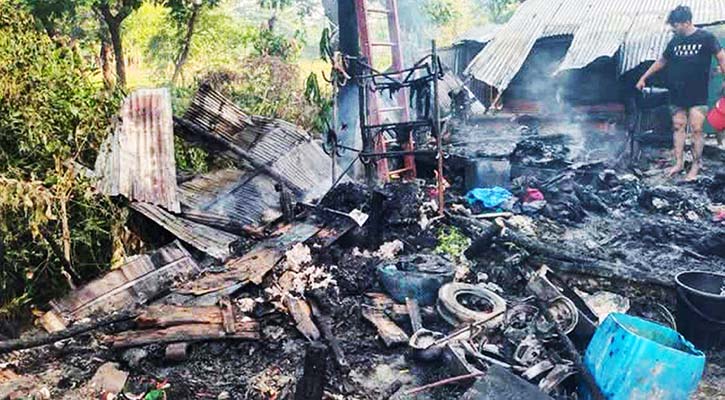 ঈদের নামাজে যাওয়ার আগেই পুড়ে ছাই বসতঘর, দগ্ধ বাবা-মেয়ে