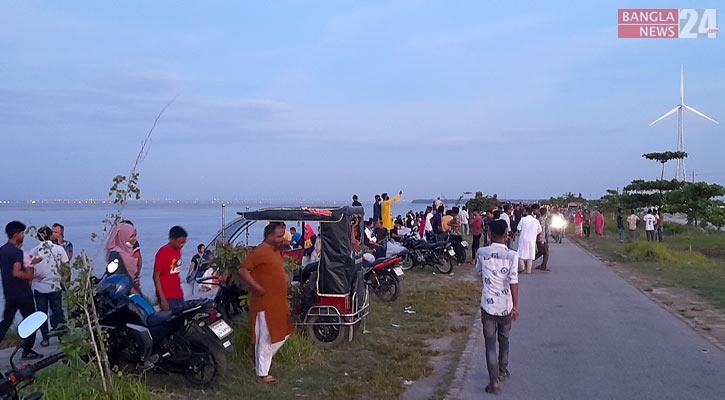 যমুনার পাড় এখন ‘মিনি সমুদ্র সৈকত’