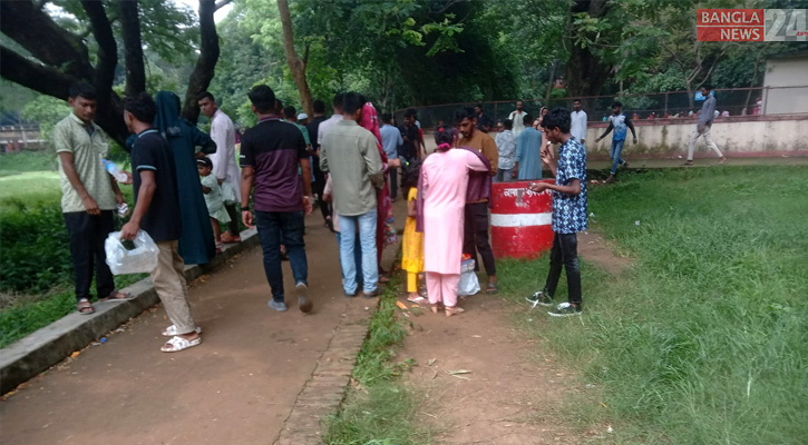 চিড়িয়াখানায় হকারের উৎপাত, বিরক্ত দর্শনার্থীরা